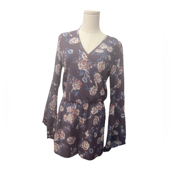 Romeo + Juliet floral bell sleeve romper - Picture 2 of 3